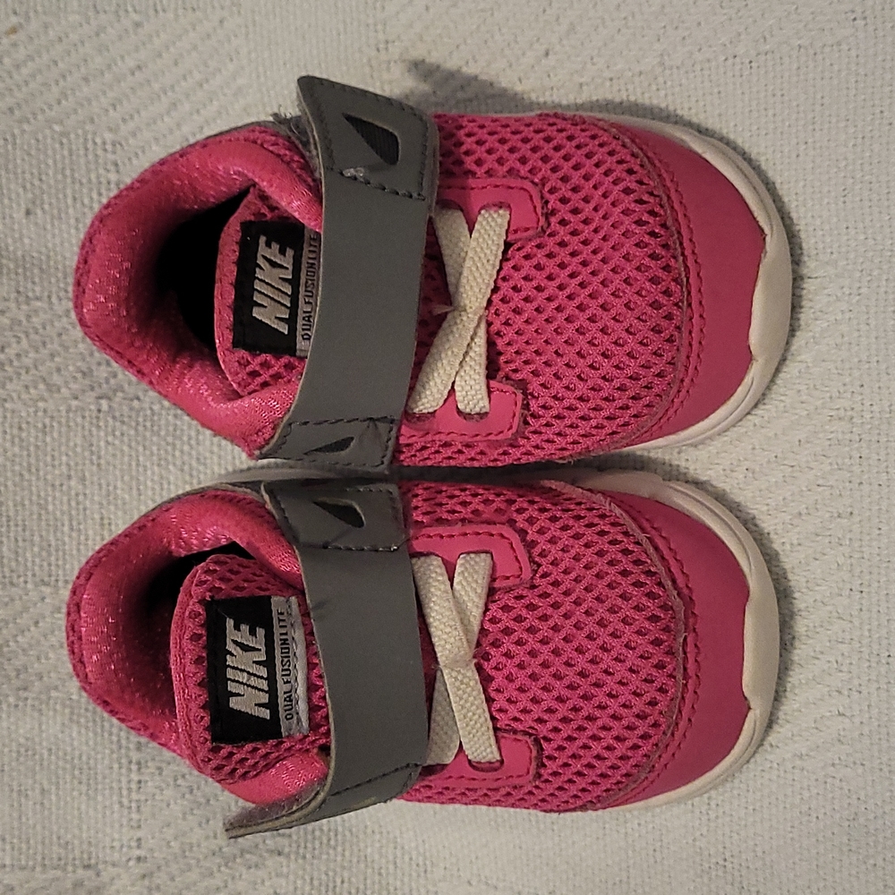 Pink Nike tennis shoes sz5
